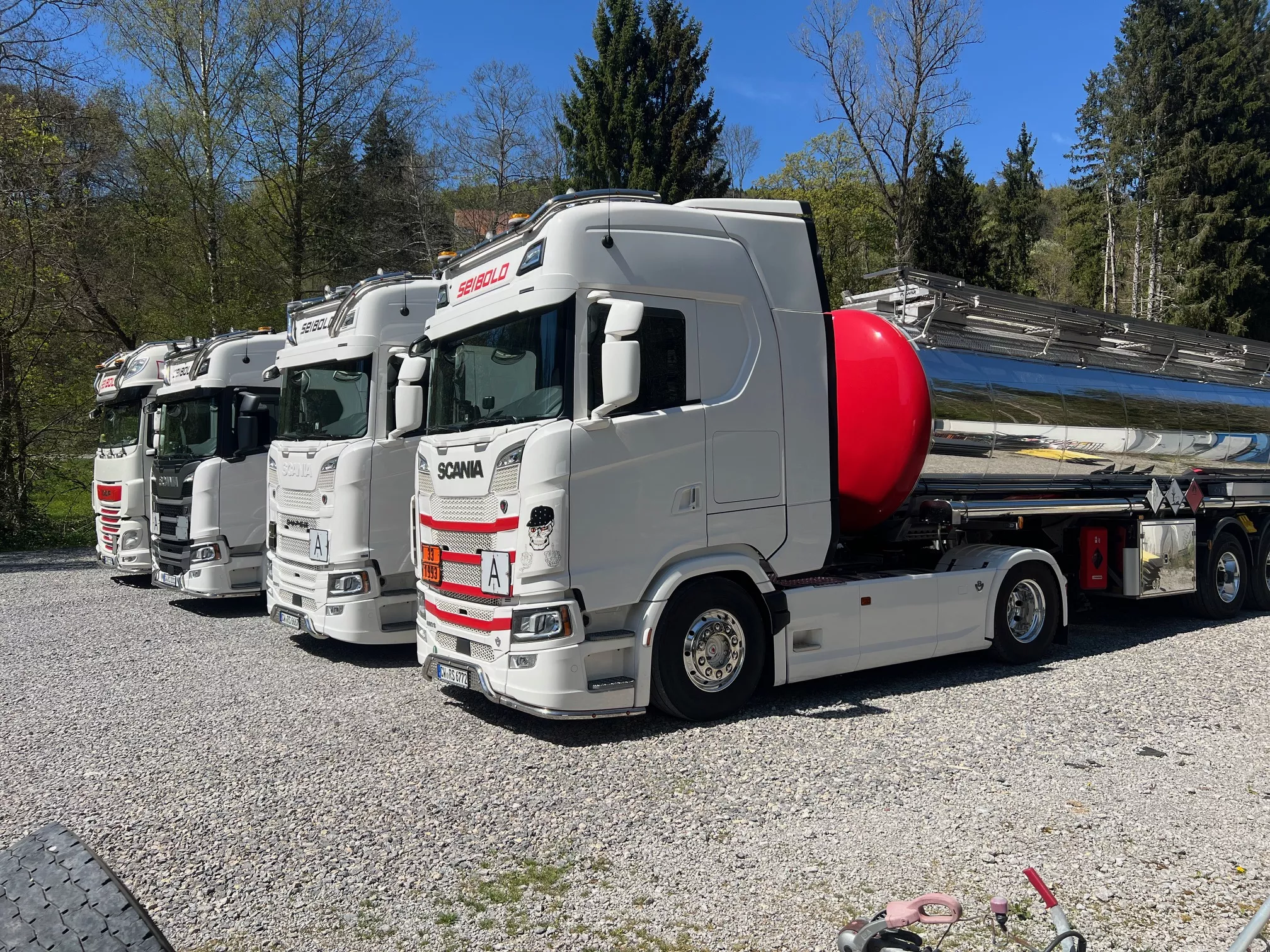 Seibold Tank Logistik Fuhrpark – Scania Tankfahrzeuge mit rotem Tankboden auf dem Betriebshof