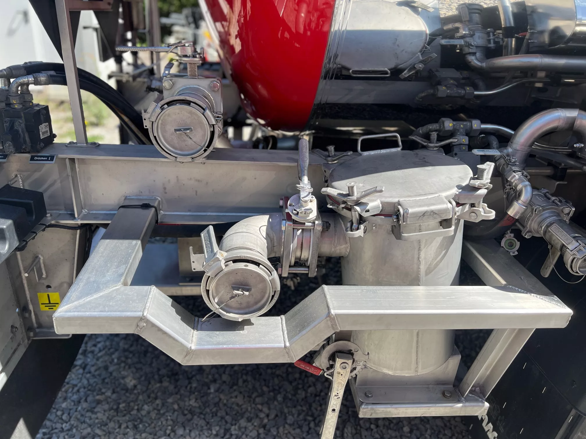 Detailaufnahme der Beladepumpe und Anschlüsse am Seibold Tankfahrzeug