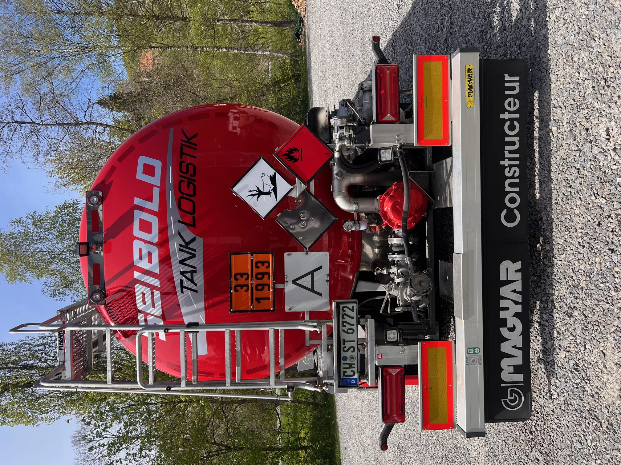 Heckansicht des Seibold Tank Logistik Fahrzeugs mit Magyar-Auflieger und ADR-Kennzeichnung